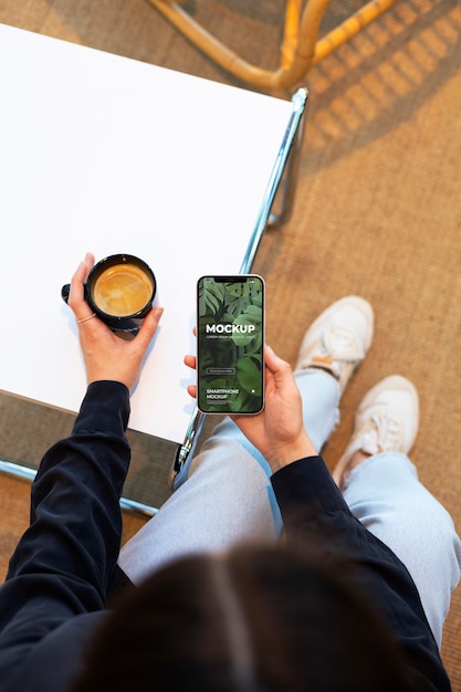 Draufsichtmodell, das ein Smartphone hält