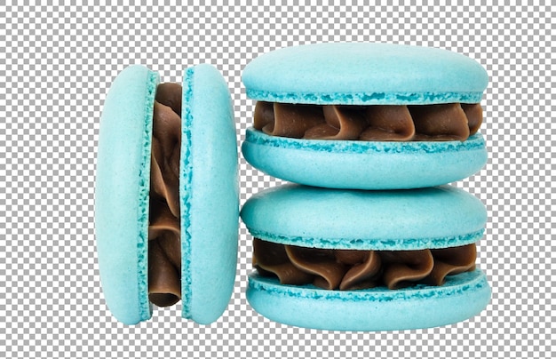 Drei blaue macarons mit schokoladencreme isoliert