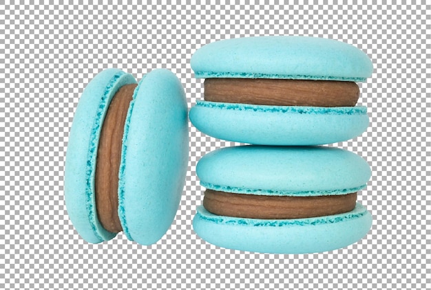 Drei blaue Macarons mit Schokoladencreme isoliert