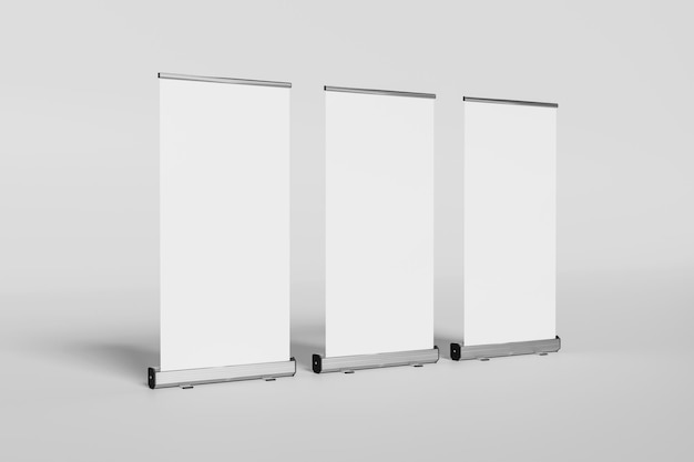 Drei leere Rollup-Banner für Ausstellungs- und Werbezwecke