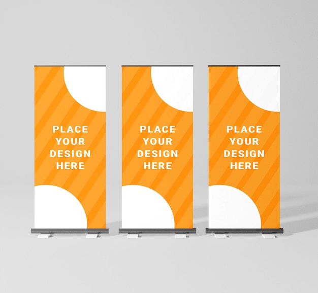 Drei Roll-Up-Banners mit orange-weißem Design für Werbeausstellungen