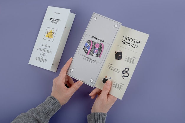 Dreifach gefaltetes vertikales Mockup-Design