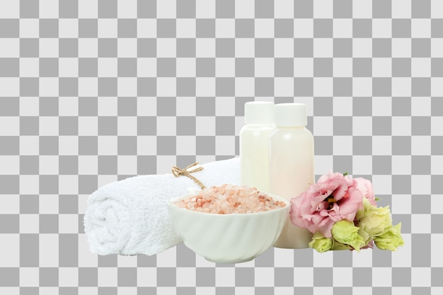 Du sel de mer rose dans des serviettes, des bouteilles de cosmétiques et des fleurs sur fond blanc.