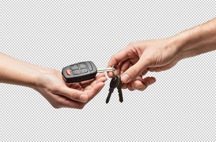 Due mani che condividono la chiave dell'auto.