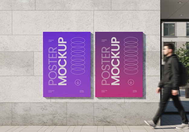 Due poster Mockup Front Angle View con parete texturizzata in mattoni e persone che camminano