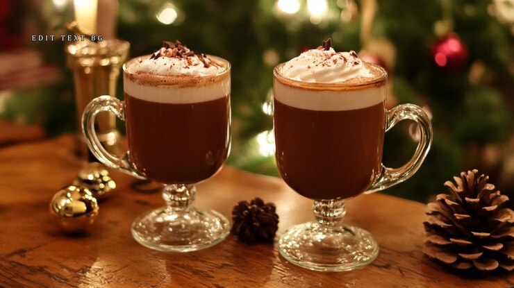 PSD due tazze di ricco cioccolato caldo coperto di panna montata e schegge di cioccolata seduti su un tavolo di legno di fronte a un albero di natale