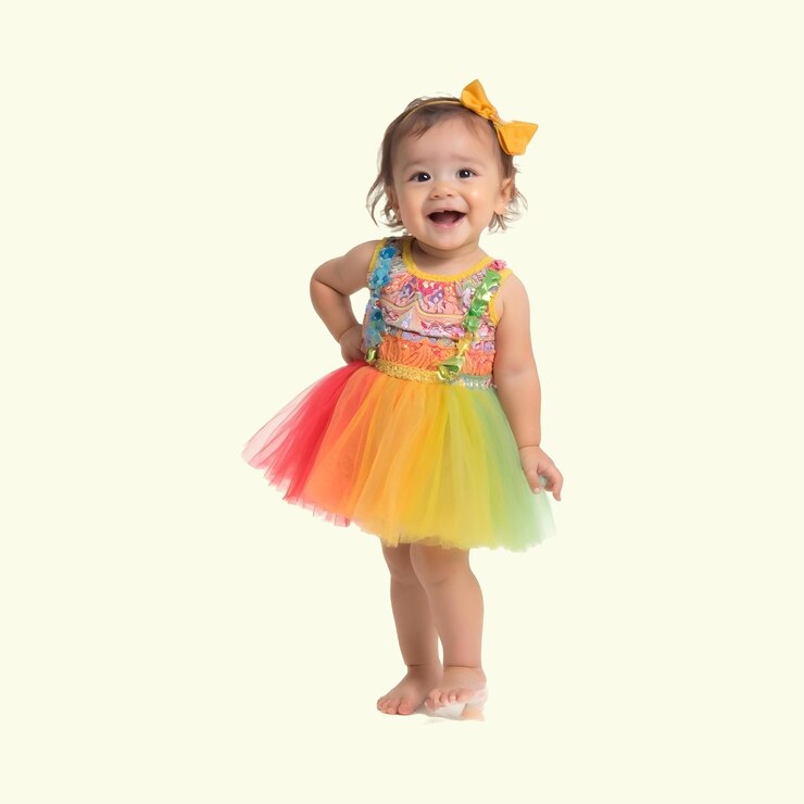 PSD dulce niña con vestido multicolor en un fondo claro