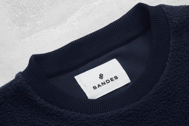 PSD dunkelblaues sweatshirt-label mit logo-mockup