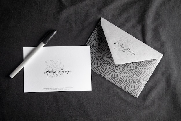 Dunkler Papierumschlag mit Stoffhintergrund