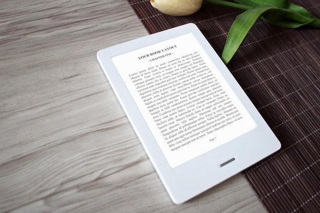 E-book reader mock-up com tulipa amarela, lendo