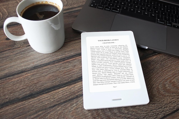 E-Book Reader Mock-Up con laptop con caffè a casa