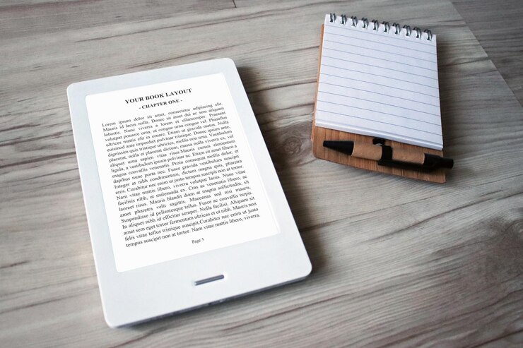 E-Book Reader Mock-Up con taccuino vintage, matita, casa, accogliente