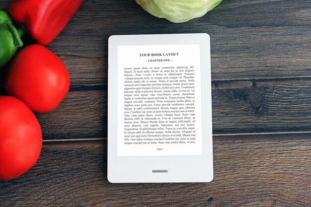 E-book reader mock-up, cozinha, produtos culinários, papel vermelho e verde, tomate e repolho, madeira