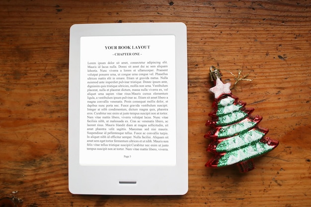 E-book reader mock-up, decorações de natal, árvore de natal, fundo de madeira