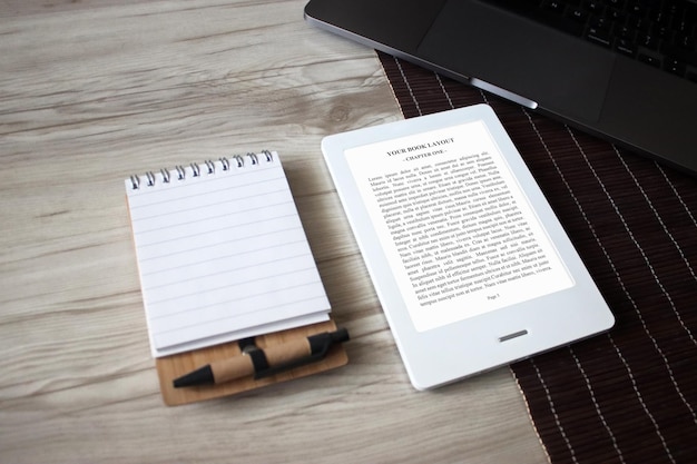E-Book Reader, Mock-Up, decorazione domestica con taccuino, matita e laptop