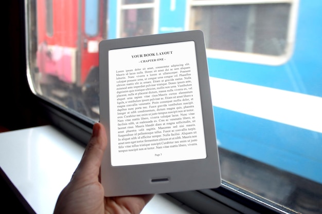 E-Book Reader Mock-Up, leyendo en el tren con fondo de tren colorido, retro