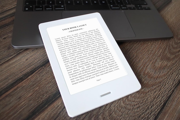 E-Book Reader Mock-Up mit Laptop, Arbeiten und Lesen
