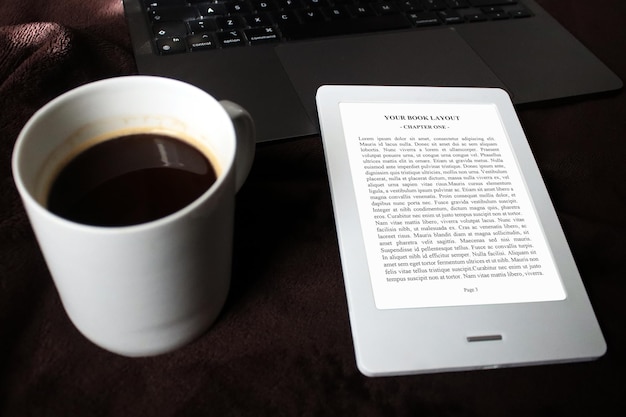 E-Book Reader Mock-Up mit Laptop, braune Decke mit Kaffee