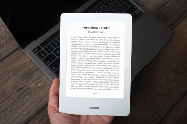 E-Book Reader Mock-Up mit Laptop, Mädchen beim Lesen