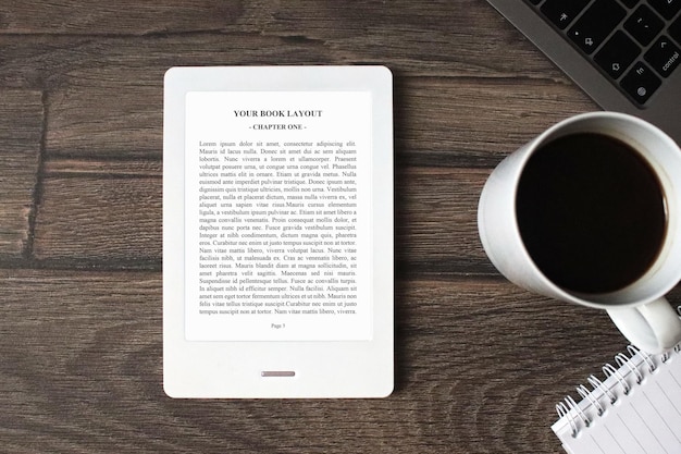 E-Book Reader Mock-Up mit Laptop mit Kaffee, Notizbuch und Stift, Business