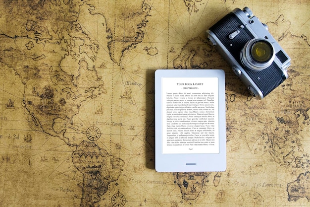 PSD e-book-reader, mock-up mit vintage-kartenhintergrund und retro-kamera