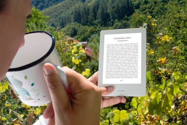 PSD e-book-reader, mockup mit mädchen, das kaffee trinkt, hintergrund im freien