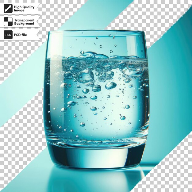 PSD l'eau psd se déverse dans le verre sur un fond transparent