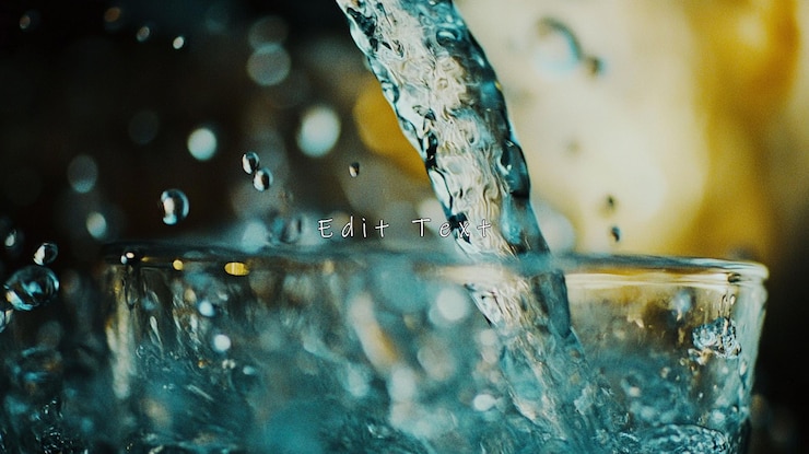 PSD l'eau se déverse dans un verre en gros plan