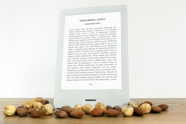 Ebook Reader Mockup Avec écrous Sur Fond Blanc Et Bois