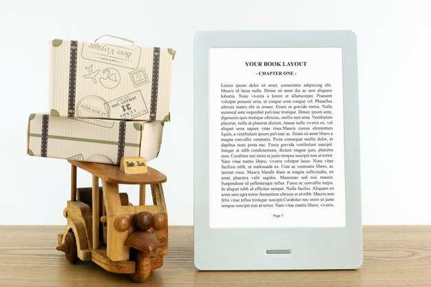 Ebook reader mockup con maletas de papel y recuerdo de madera