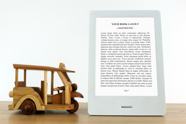 Ebook reader mockup con recuerdo de madera