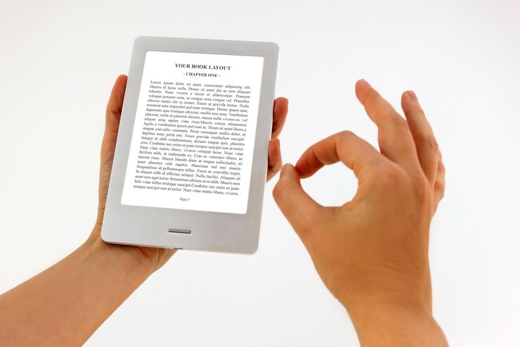PSD ebook reader mockup tomados de la mano y fondo en blanco