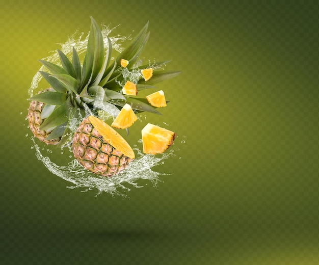 Éclaboussure D'eau Sur L'ananas Frais Avec Des Feuilles Isolées Sur Fond Vert Psd Premium