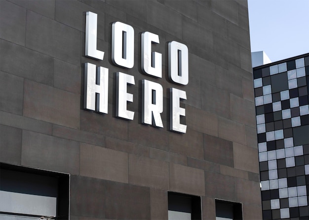 Edificio moderno con un letrero iluminado con el logotipo