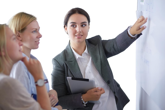 Éducation Commerciale Et équipe Commerciale De Concept De Bureau Avec Tableau à Feuilles Mobiles Au Bureau Discutant De Quelque Chose