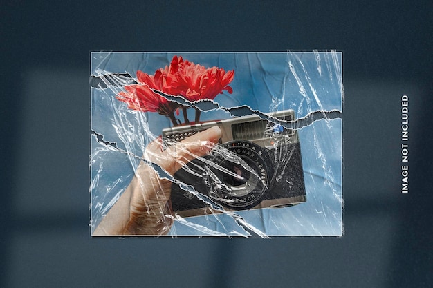 effetto fotografico realistico su carta strappata e involucro di plastica