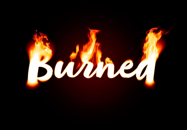 PSD effetto testo in fiamme con il fuoco mockup