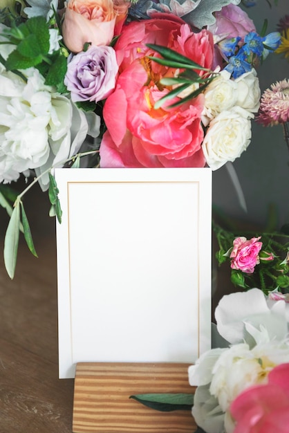 Ein Bouquet aus bunten Blumen mit einem weißen Kartenmodell