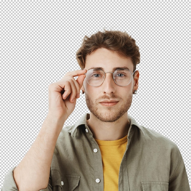 Ein hübscher Mann mit Brille posiert im Studio