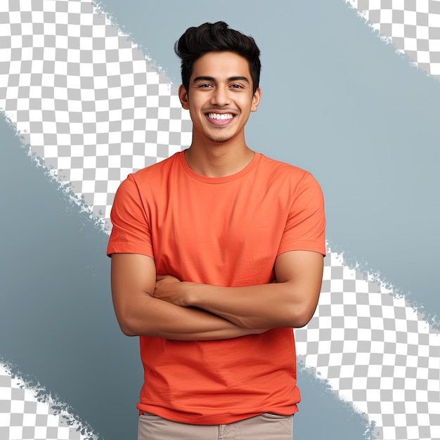 Ein indischer mann in orange-rotem hemd und weißem t-shirt lächelt mit gekreuzten händen und schaut in die kamera, isoliert auf einem klaren, durchsichtigen hintergrund.