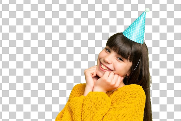 Ein kleines Mädchen hält einen Geburtstagskuchen über einem isolierten Chroma-Schlüssel-Hintergrund