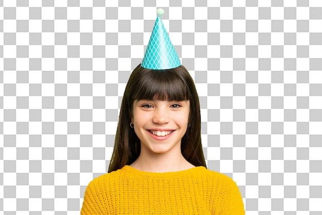 Ein kleines Mädchen hält einen Geburtstagskuchen über einem isolierten Chroma-Schlüssel-Hintergrund
