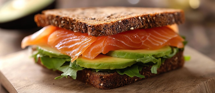 PSD ein köstliches lachs- und avocado-sandwich