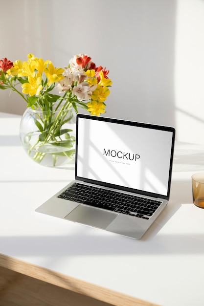 ein Laptop-Bildschirm t Branding-Mockup-Vorlage
