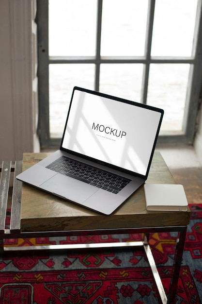 ein Laptop mit dem Wort auf dem Bildschirm