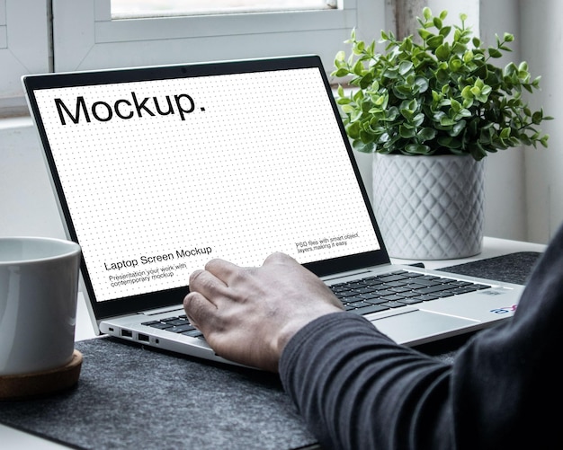 Ein Mann arbeitet an einem Laptop
