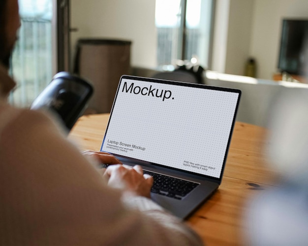 Ein Mann benutzt einen Laptop mit Bildschirmmodell