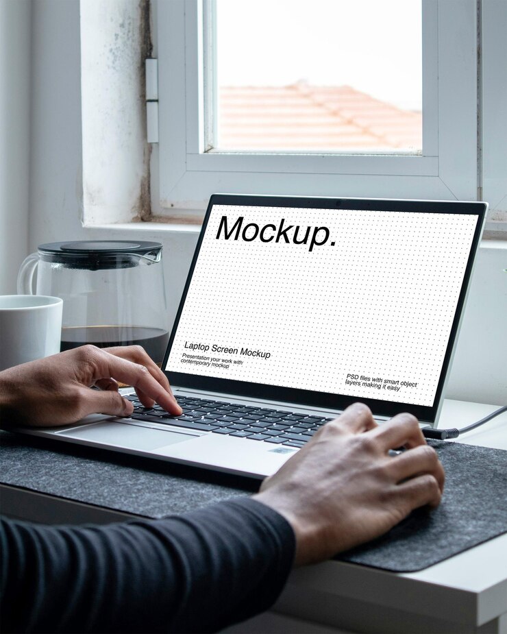 Ein Mann benutzt einen Laptop mit Bildschirmmodell