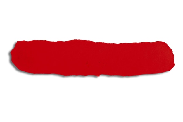 PSD ein stück zerrissenes rotes papier mit gezackten rändern gegen einen verwirrten hintergrund.
