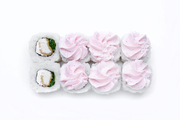 PSD ein weißer hintergrund mit rosa sushi und einem rosa kuchen.